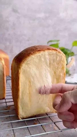 ➡️ Hola repostera, haz clic en el enlace en mi perfil y accede al recetario con +230 recetas para tu negocio desde casa 🍪✨ 🍞 Cotton-like Sourdough Brioche — miga finísima y extra esponjosa. Sweet Stiff Starter • 50 g masa madre (starter) • 150 g harina de fuerza • 70 g agua • 25 g azúcar Masa • 400 g harina de fuerza • 70 g azúcar • 8 g sal • 100 g leche • 3 huevos (165 g) • 140 g mantequilla sin sal • Todo el Sweet Stiff Starter preparado Molde: 20×10×10 cm Preparación 1.- Prepara el Sweet Stiff Starter y úsalo cuando triplique su tamaño (7-8 h a 27-28 °C). 2.- Mezcla todo menos la mantequilla hasta que la masa esté unida y fuerte. 3.- Añade la mantequilla poco a poco y amasa hasta lograr window pane. 4.- Fermenta en bloque 2 h a 28 °C. 5.- Divide en 6 porciones iguales, bolea y deja reposar 15 min. 6.- Forma las piezas y coloca 3 en cada molde. 7.- Fermenta hasta alcanzar el 90 % del molde. 8.- Pinta con huevo (opcional). 9.- Hornea a 180 °C durante 35-40 min.