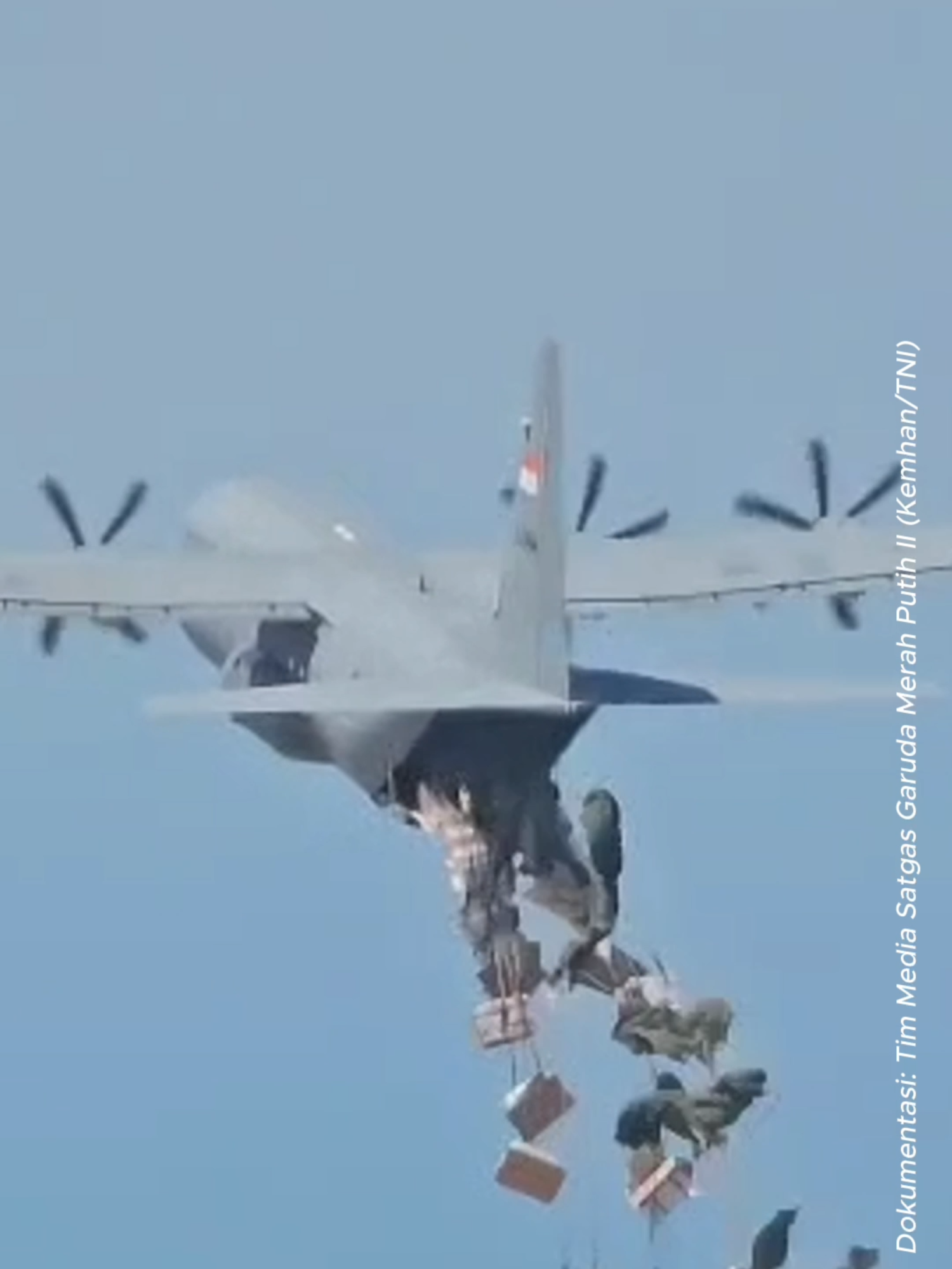 Detik-Detik Pesawat C-130J Super Hercules TNI AU Melakukan Airdrop Bantuan Kemanusiaan di Langit Gaza Bertepatan dengan peringatan HUT ke-80 Republik Indonesia, 17 Agustus 2025, Pemerintah Indonesia atas perintah dari Presiden Prabowo Subianto mengirimkan bantuan kepada rakyat Palestina di Gaza. Bantuan dengan jumlah total mencapai 800 ton makanan, minuman, pakaian, selimut, dan obat-obatan itu didistribusikan dengan cara airdrop dari 2 unit pesawat angkut berat milik Angkatan Udara Indonesia. Misi kemanusian tersebut melibatkan Kementerian Pertahanan, Kementerian Luar Negeri, TNI, dan Baznas.   #indonesia#palestine#gaza #president#prabowo #tni #nkri