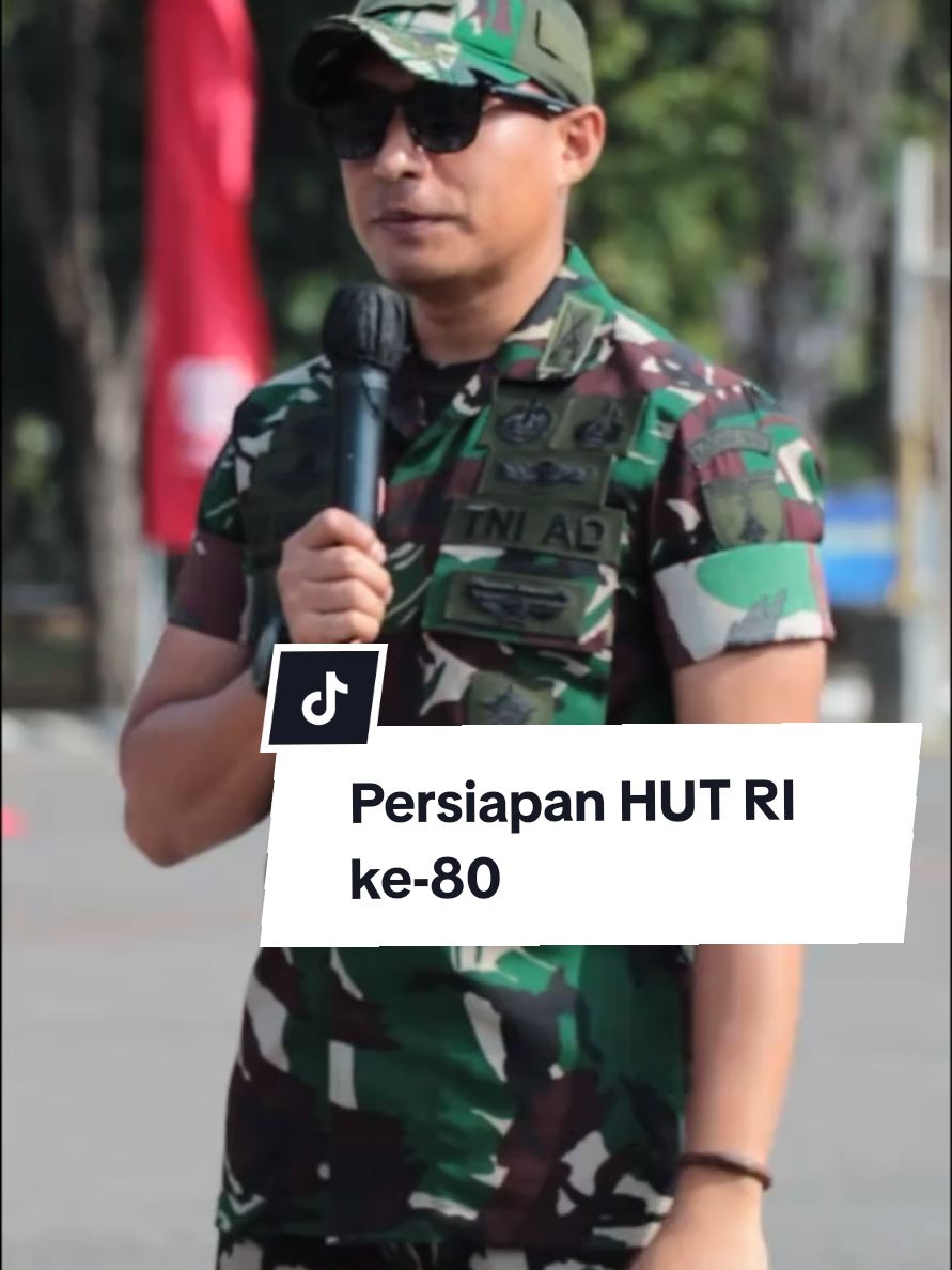 Perjalanan penuh semangat para Paskibraka Kabupaten Gresik dimulai! 💪🇮🇩 75 siswa-siswi terbaik mulai menjalani latihan perdana di Kodim 0817 Gresik untuk persiapan upacara HUT RI ke-80. Latihan intensif ini tak hanya membentuk fisik dan baris-berbaris, tetapi juga menanamkan semangat nasionalisme dan tanggung jawab sebagai generasi muda penerus bangsa. Mari kita dukung terus mereka hingga puncak pengibaran sang Merah Putih di hari kemerdekaan! #PaskibrakaGresik #HUTRI80 #KemerdekaanRI #Paskibraka2025 #KabupatenGresik 