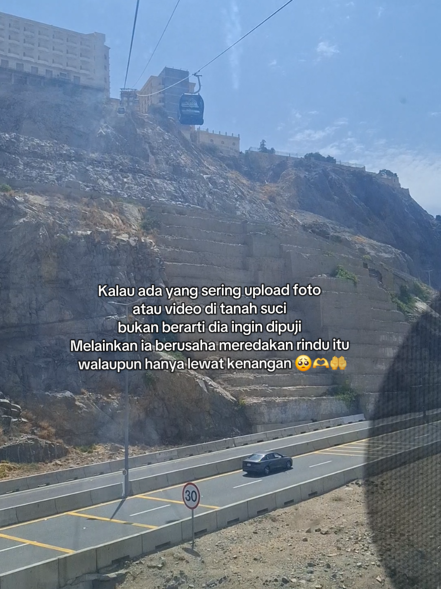 Kalau ada yang sering upload foto atau video di tanah suci bukan berarti dia ingin dipuji Melainkan ia berusaha meredakan rindu itu walaupun hanya lewat kenangan. #makkahmadinah🕋 #thaif #fyp #fypシ #masjidilharam 