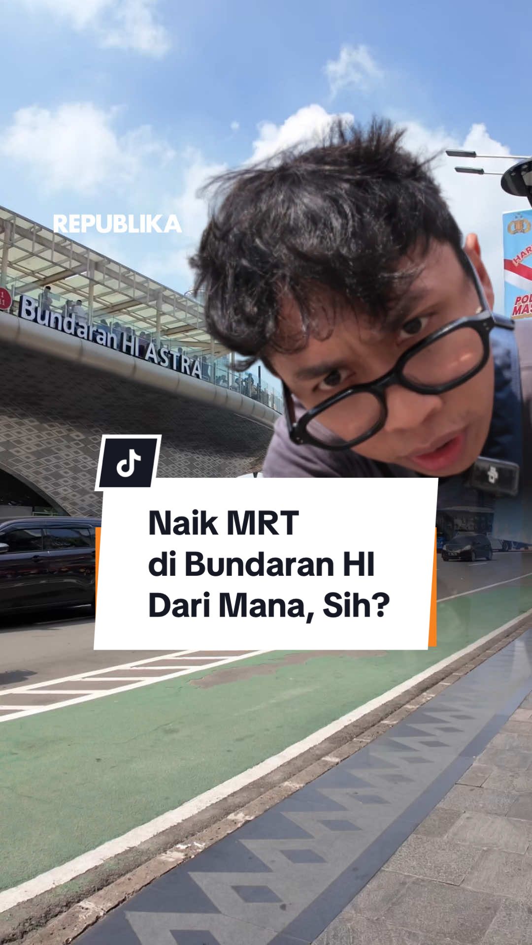 Yang mau liburan keliling Jakarta, sekarang saatnya!✨ Pemerintah Provinsi Jakarta memperpanjang masa berlaku tarif khusus Rp80 untuk transportasi publik seperti MRT Jakarta dan Transjakarta dari yang sebelumnya hanya pada 17 Agustus. Kini tarif tersebut juga berlaku pada 18 Agustus 2025. Kebijakan ini jadi bagian dari perayaan Hari Ulang Tahun Ke-80 Kemerdekaan Republik Indonesia (RI). Kepala Dinas Perhubungan Jakarta Syafrin Liputo mengatakan, kebijakan ini diambil sebagai bentuk apresiasi kepada masyarakat sekaligus untuk mendorong penggunaan transportasi publik. Nah, buat yang mau naik MRT tapi masih bingung pintu masuknya di mana di sekitar Bundaran HI, bisa tonton sampai habis~ Selamat keliling Jakarta! Kreator: Ronggo Astungkoro  #CekRepublikaAja #Republika #HUTRI80 