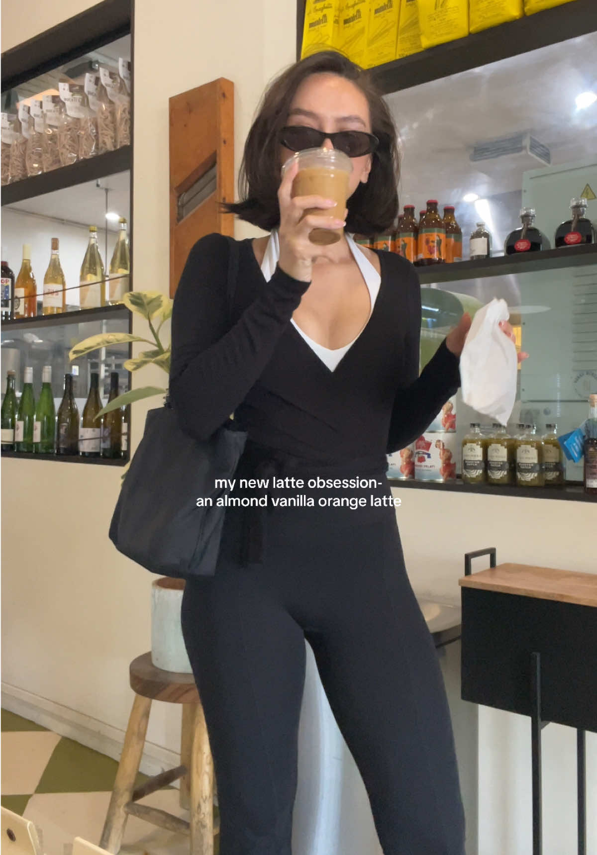 🍊☕️ it’s called the Pizelle latte from Nonna Mercato in LB. I will be back active set- @Shop_ingia  #coffeeshopsinla #coffeeshop #activewear #OOTD 
