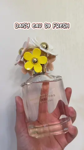A brighter and fruitier extension of the original Daisy, Daisy Eau So Fresh excites the senses with a bright elegance and whimsical charm. Like the woman who wears it, Daisy Eau So Fresh inspires boldness, femininity, sweetness, and unpredictability. @MarcJacobsFragrances  Fragrance Notes: Top: Raspberry, Pink Grapefruit Heart: Wild Rose Base: Soft Musk #mjdaisy #pickyourdaisy #gifted #perfumetok
