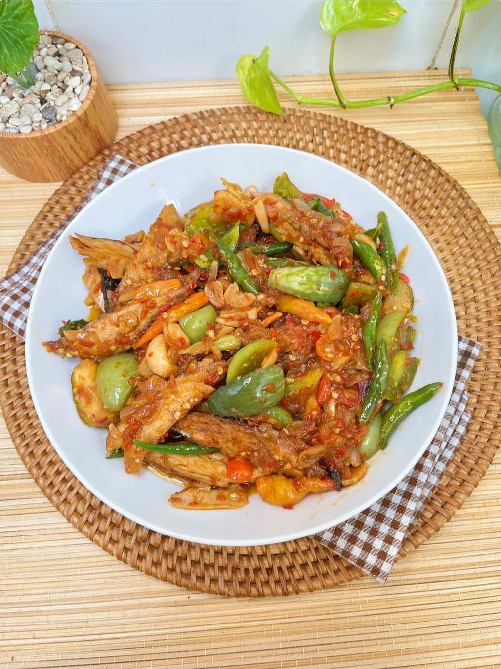 Membalas @Fa Timah Tumis tongkol pedas 🌶️  Resep 👇 - pindang tongkol -+ 15 iris  - terong bulan 2 buah  - bamer 10 buah ( iris ) - baput 5 siung ( iris ) - rawit & cabe ijo iris sesuai selera - tomat hijau 2 buah - tomat merah 1/2 buah - daun salam 3 lembar - daun jeruk 3 lembar - sereh 1 batang  - saus tiram 1 sdm  - gula Jawa 1/2 sdm  - garam,gula,micin sesuai selera - air 50 ml  Bahan bumbu halus : - cabe merah kriting 8 buah - rawit 4 buah  - terasi 1/2 blok  - tomat 1/2 buah  #resepmasakan #tumistongkol #ikantongkol #menurumahan
