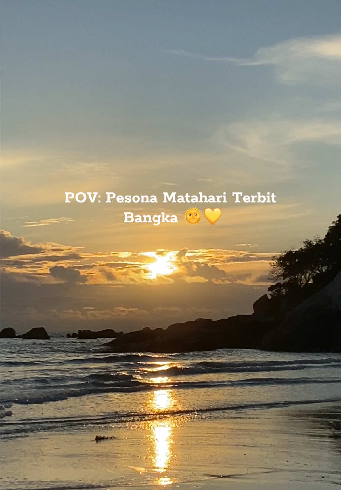 Sunrise Pantai Bangka 🌞🌊💛 #traveltiktok #wisata #sunrise #pantaitanjungberikat #bangkabelitung 