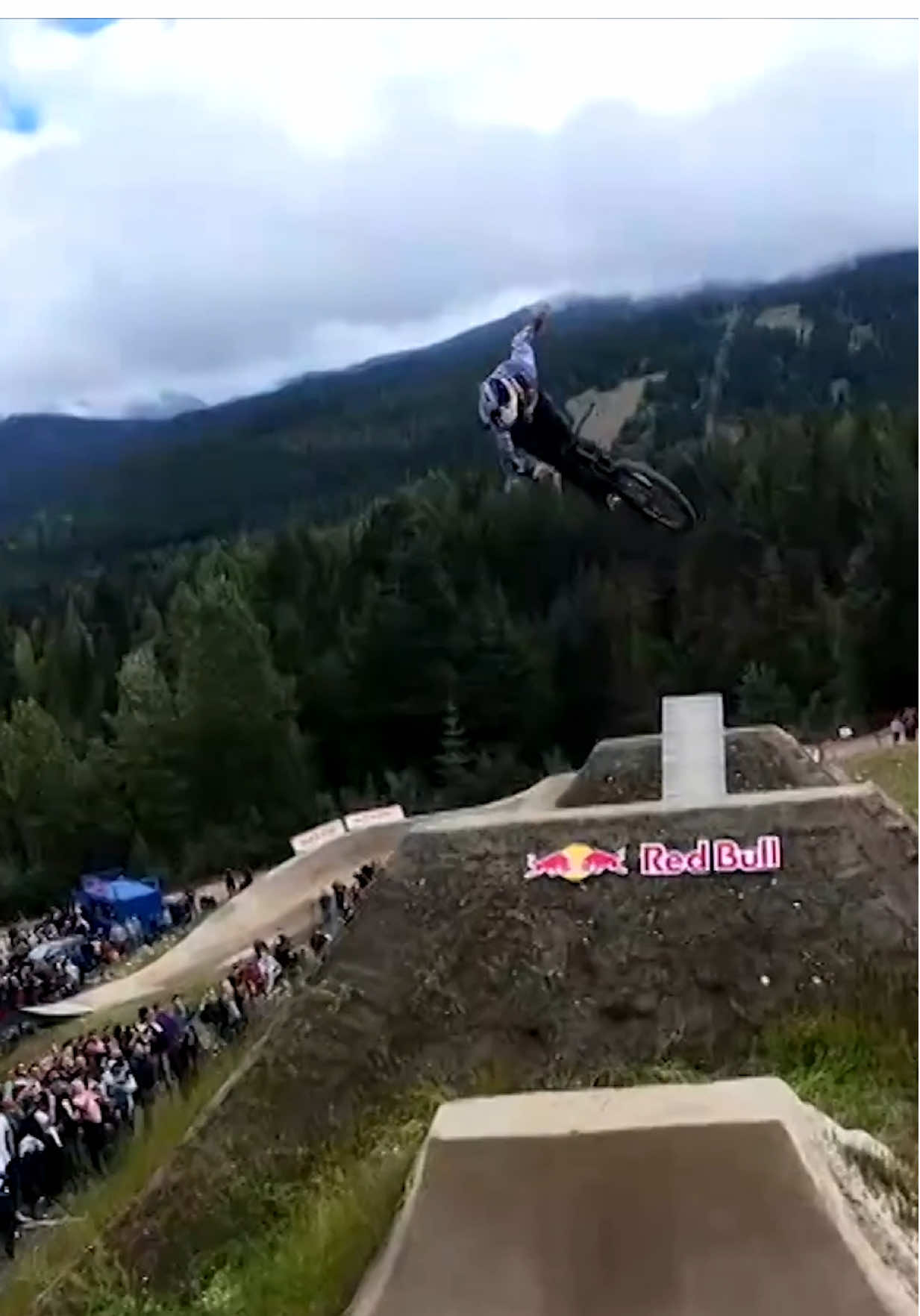 brought out all the tricks for his comeback 🥇 @Emil Johansson #RedBullJoyride #mtb #slopestyle #slopestylemtb #mountainbiking 