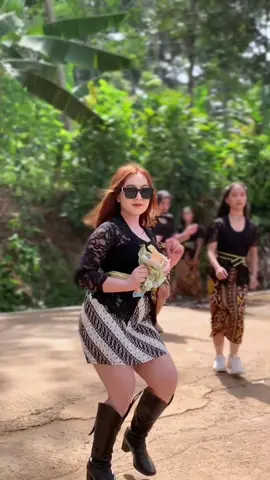 Idolane arek” iki @biinaa 💃 #karnafal2025 #soundhoreg #dancersound #batang #batang24jam 