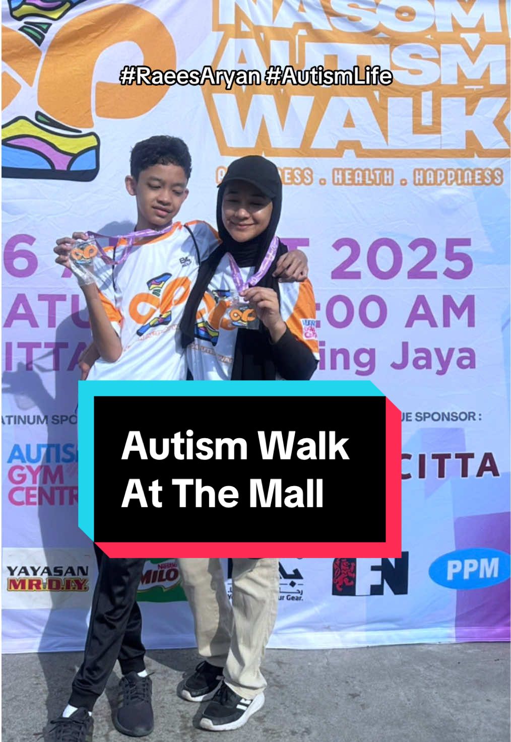 Raees is not a very morning person. Agak lemau dia pagi tu, walaupun dah bagi makan roti canai. Cakap dengan dia pun  pun tak nak layan. Tapi still dia semangat berjalan sampai habis. Thanks to NASOM for inviting us to be part of the walk. Tak pernah kita join event gini. It was a lot of fun 🤩  #RaeesAryan #Autism #AutismLife #Asd #KasihiAutism @NASOM 