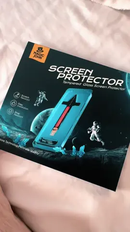 Es increíble lo fácil que es deshacerse de todo el polvo al aplicarlo. No hay burbujas ni aplicaciones torcidas, lo que te da una experiencia completamente nueva de protectores de pantalla. #magicjohn #screenprotector 
