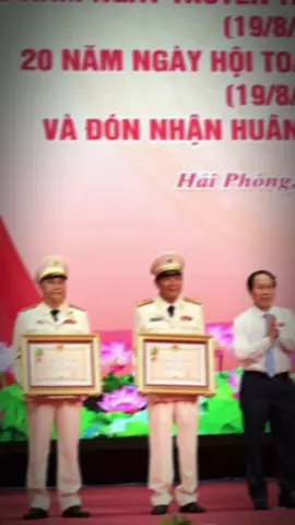 Đại tá, AHLLVTND Lê Hồng Thắng, nguyên Trưởng phòng Cảnh sát hình sự CATP HP được trao tặng huân chương quân công hạng nhì