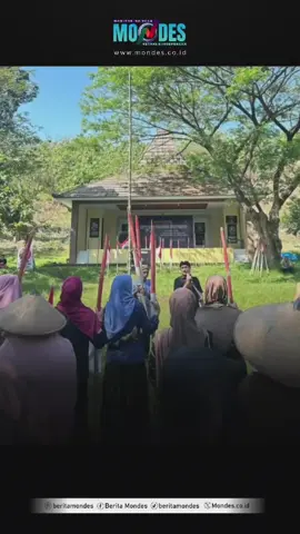 PATI - Mondes.co.id | Warga Kabupaten Pati, utamanya yang berada di sekitar Pegunungan Kendeng merayakan upacara bendera dengan cara unik. Warga setempat menggelar upacara dengan tata cara tradisi lokal di Gua Pancur, Desa Jimbaran, Kecamatan Kayen, Kabupaten Pati, kemarin. Acara tersebut mengangkat tema 
