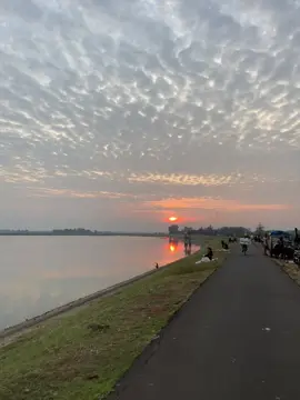 Badan butuh istirahat kalau lagi capek, pikiran butuh ketenangan kalau lagi stress😇 #wadukcipancuh #indramayu #pemandangan #wisata #fyp 