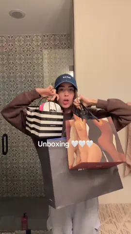 Unboxing🤍🤍 #unboxing #compras #shopping #skims #rainbowmask 