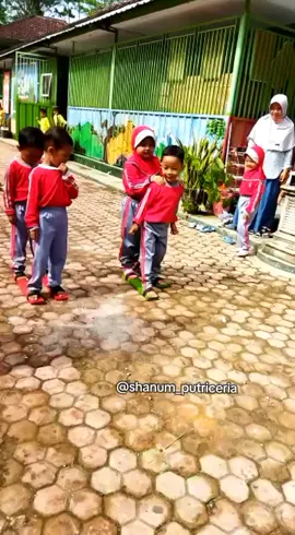 Lomba Pakai Bangkiak panjang. Apa namanya yaa lupa? #serunya17an #lombaagustusan #shanum_putriceria 