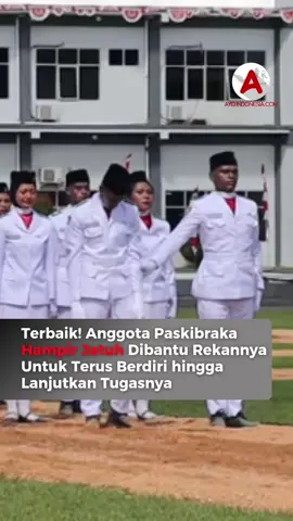 Sebuah momen mengharukan dari pasukan pengibar bendera di Papua Barat Daya tengah menjadi sorotan publik setelah terekam dalam sebuah video yang viral di media sosial. Dalam tayangan yang diunggah akun TikTok jenifer.gurning, terlihat seorang anggota Paskibraka yang berdiri di barisan depan tiba-tiba kehilangan keseimbangan. Hampir saja tubuhnya terjatuh di tengah prosesi, namun situasi tersebut cepat tertangani. Rekan di sampingnya langsung bereaksi spontan dengan menggenggam tangannya, sehingga sang anggota yang nyaris roboh itu bisa kembali berdiri tegak. Berkat kerja sama dan refleks cepat tersebut, barisan Paskibraka tetap terjaga rapi tanpa mengganggu jalannya upacara. Peristiwa kecil namun penuh makna itu mendapat banyak pujian dari warganet. Banyak yang menilai momen tersebut mencerminkan solidaritas dan kekompakan tinggi di antara anggota Paskibraka, sehingga tugas pengibaran bendera tetap terlaksana dengan baik hingga akhir. Follow terus @ayoindonesiacom #pasikabraka #viral #papuabaratdaya 