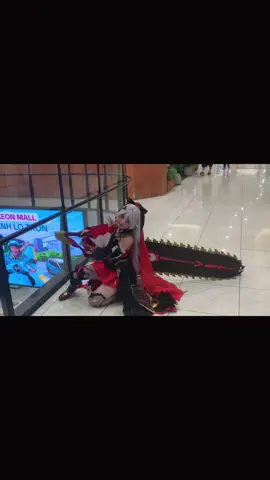 người nhỏ mà làm cái cưa chà bá lửa zl che hết người rồi #fyp #viral #cosplay #luna #honkaiimpact3rd 