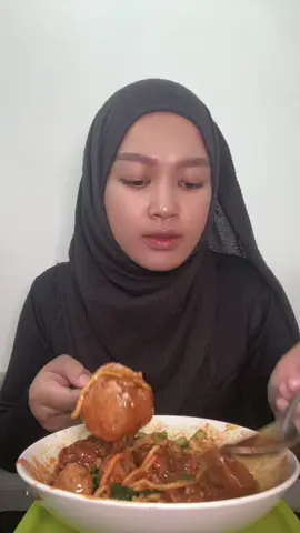 Mie ayam rempah terenak sih tapi wajib minta setengah mateng dan kuah topping ayamnya minta banyak 📍mie ayam bakso mba tita jl selabintana sebrang cafe countainer space  #kuliner #makan #food #mukbang #kulinersukabumi 