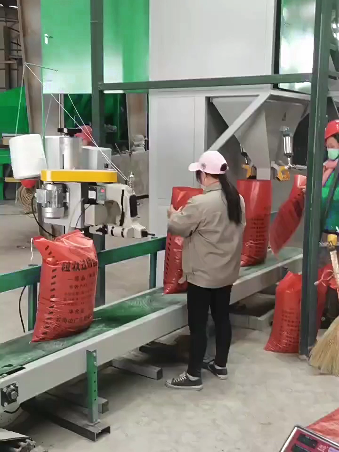 Fertilizer granule packaging machine #packing #bagging #packaging #scale #baggingmachine #packingmachine #packagingmachine #packagingmachinery #granulepackingmachine #granule #fillingmachine #fertilizer #compoundfertilizer