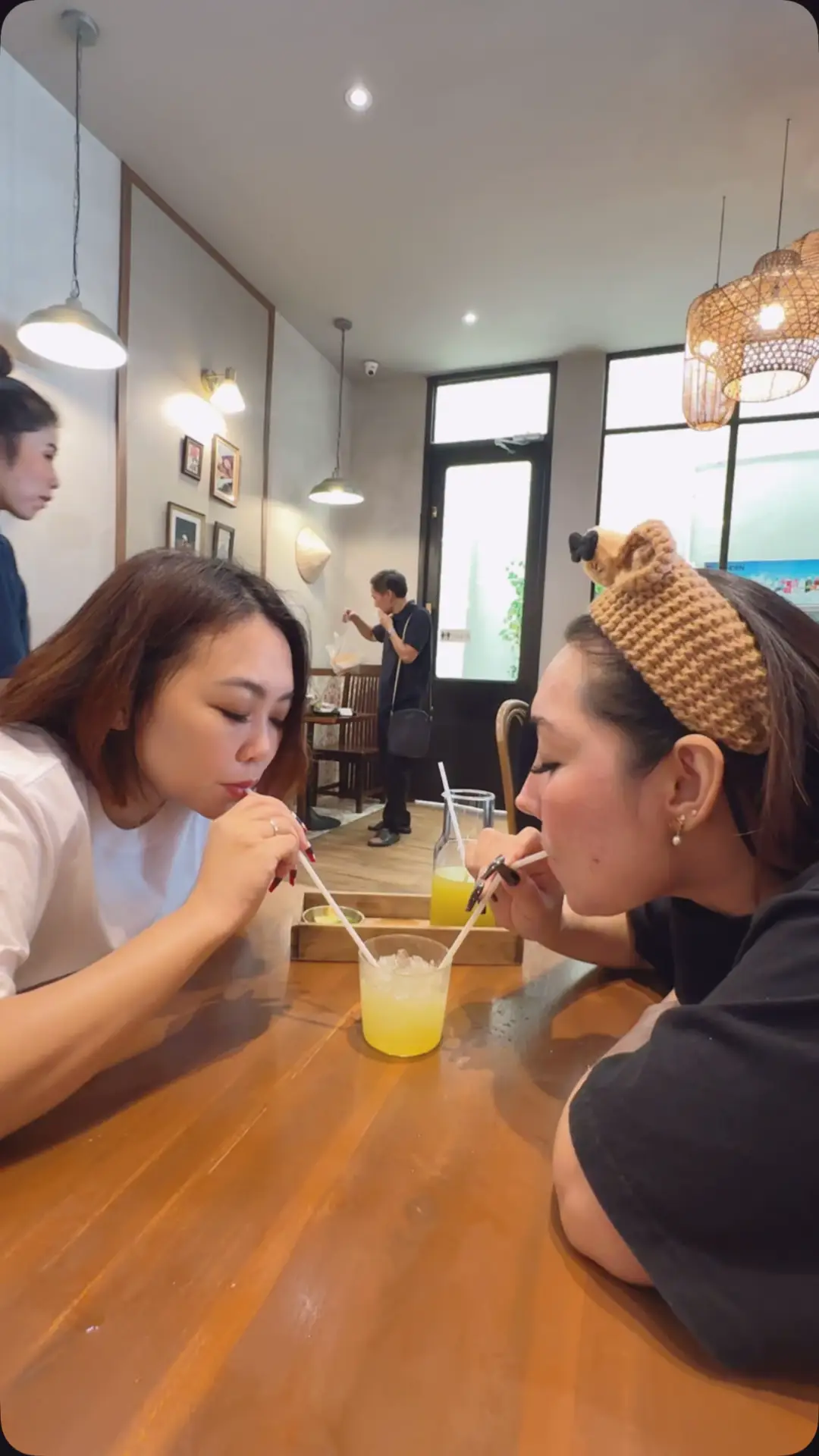 สั่งมาแก้วเดียวแบ่งกันกิน 🤣🤣#พี่สาวน้องสาว #น้ําอ้อยส้มจี๊ด #วิลลี่แหนมเนือง #tiktokพากิน 