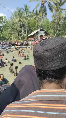 lomba ngambil ikan pakai tangan kosong