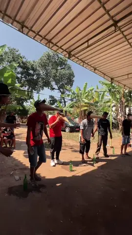 Bersama sedulur kedungrejo proyonanggan selatan guyub rukun merayakan HUT 80 RI btw ini nama lomba aslinya apa to😅 ada yang bilang tutup corong muka, lomba lari isi air tutup corong, aslinya apa ya hehehehe 