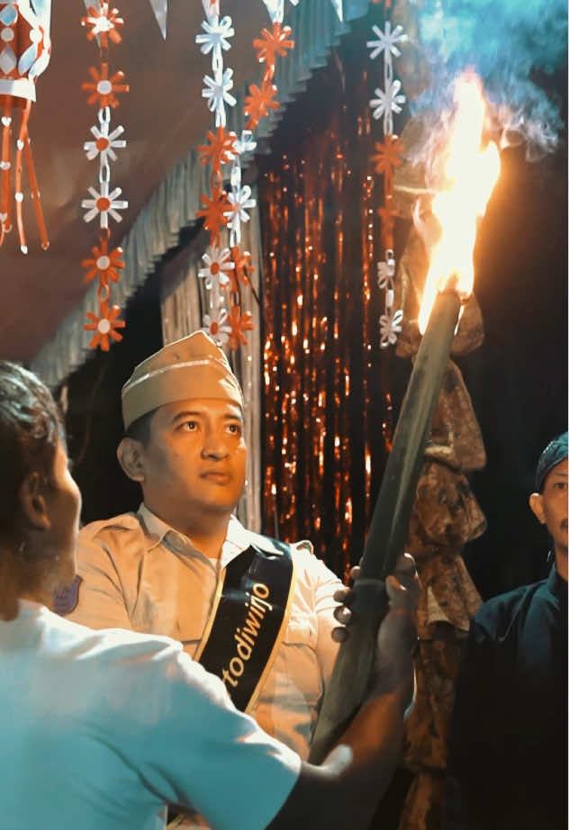 menjadi momen yang membanggakan Pahlawan Nasional Sukarni melalui teatrikal Peristiwa Rengasdengklok di Taman Sukarni, Tawangbrak, Garum. Bagi saya pribadi, ini bukan hanya tentang mengenang sejarah, tetapi juga tentang menanamkan semangat perjuangan kepada generasi muda, dan seluruh pemuda Blitar untuk berani melangkah, berani berjuang, dan berani berkarya demi bangsa. Karena perjuangan belum usai — dan generasi muda adalah penerusnya.@argowahyujati #PakRijanto #BupatiBlitar #kabupatenblitar #hutri80indonesia🇮🇩 