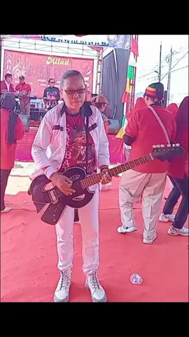 edisi SR #bonustopi *kaos 130rb, miniatur 500rb, jaket bomber 300rb, gitar custom high quality 7jt (elegant dipakai pria & wanita) pemesanan 📲 WA : 085718927744 By. Shepa Forsa collection #mitrasonetaofficial @Rhoma Irama Official 