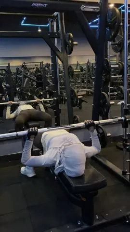Jarang latihan chest tp kali ini kangen doms nya deh ehe😗 #GymTok #gymmotivation #foryoupage #capcutvelocity 