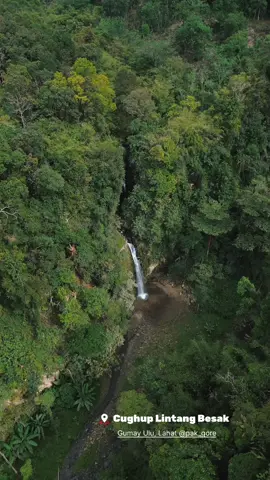 Salah satu air terjun teridah di Gumay Ulu, Lahat yaitu Cughup Lintang Besak & Kecek. Cughup terletak di dua Desa Perbatasan anatara Sinjar Bulan & Padang Gumay Kecamatan Gumay Ulu, Lahat. Cughup Lintang Besak diartikan Debit sungainya Selalu besar walaupun di musim kemarau namun untuk ketinggianya kurang lebih 15-20 meter dan memiliki tingkatan tetapi kalau dari bawah kita tidak bisa melihat langsung karena tertutup oleh Kukup , dan untuk Lintang Kecek memiliki debit sungai yang kecil apalagi di musim kemarau bisa mengering namun walaupun kecil , cughup lintang kecek ini memiliki ketinggian yang cukup tinggi yaitu 60 meteran dengan dinding cadas bebatuan yg megah. Bukan itu saja Lokasi Cughup ini sangatlah Sejuk dikarenakan terdapat ruang ruang berbentuk pulau pasir bebatuan sehingga kita bisa duduk santai bahkan ngecamp di Air terjunya.  #lintang #gumayulu #lahat 