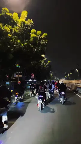 yang biasanya suka ada notif yan lu dmn  ayo ngopi ?sekarang cuman bisa stay di kamar sambil mikirin nyari tambahan dari mana lagi ya buat bnerin motornya😊#fy#beatdeluxe#sad#creatorsearchinsights#fypdong#xyzbca 