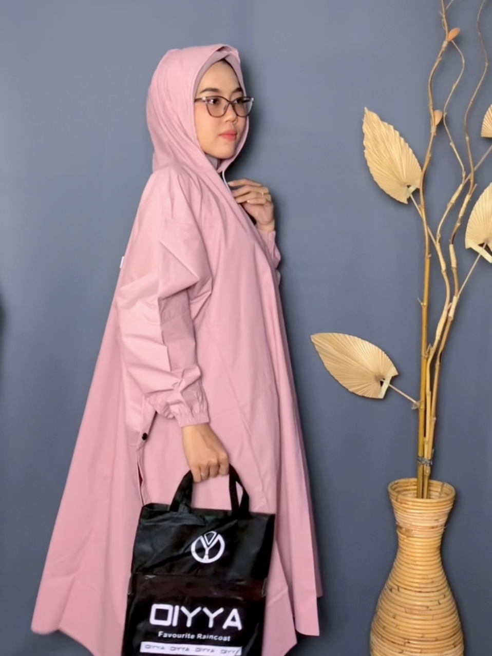 tetap stylish saat pakai jas hujan , ini dia solusinya 🥳🥳🥳 #jashujanoiyya #jashujandewasa #jashujanviral #jashujan #mantel 