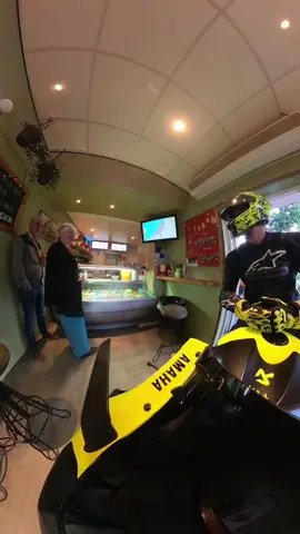 Verkopen jullie hier ook watermeloen? 🍉  #motorcycle #yamaha #yamahar6 #foryoupage #fyp 
