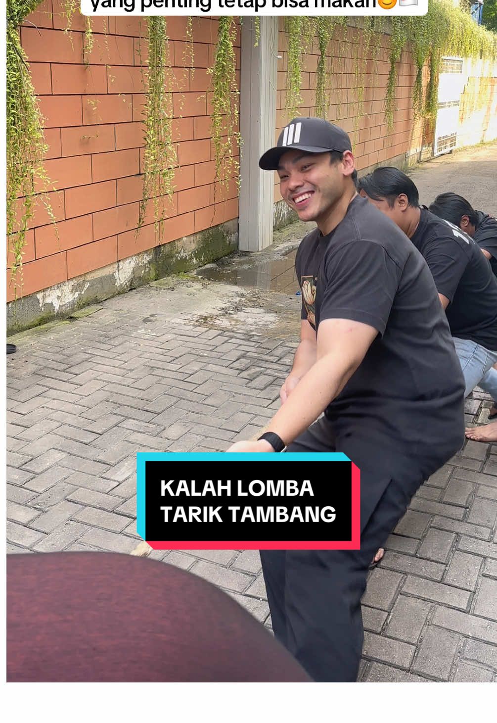 Siapa di sini yang berhasil juara lomba tarik tambang?🇮🇩 @Rob Clinton K  #robclintonkardinal #robclinton #makan #17agustus #indonesia 