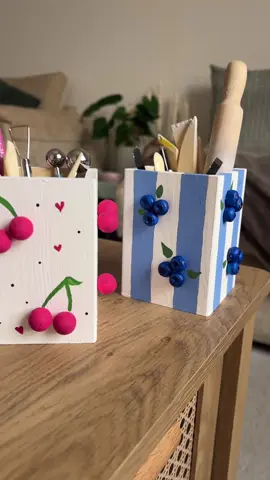 Today’s DIY is all about cute organization ✨ ✏️ Wooden penholders + Cement blueberries + Foam cherries  🍒🫐 the sweetest desk organizers with school right around the corner!   بس انا رح استعملن لادوات الكلاي 🥰 #DIY #penholder #homedecor #deskdecor #paint 