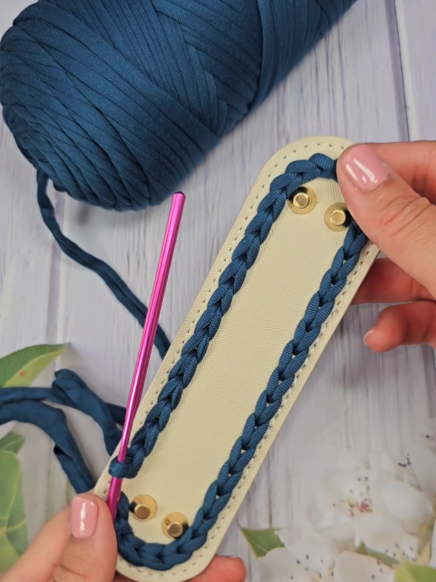 🌟 Catch me making another handmade crochet bag 🥰💙 . . . #crochet #fashionbag #crochettutorial #bolsadevalores #yarn 