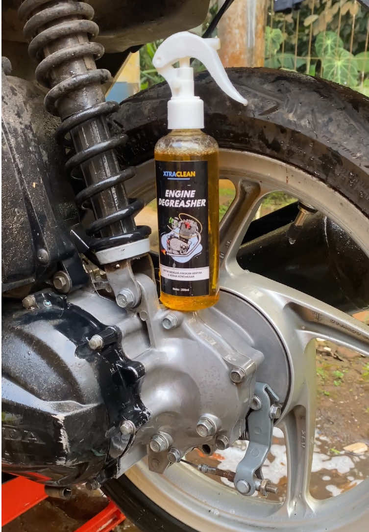 Pilih yang pasti pasti aja ini kerak di mesin motor bukan noda baju emak lo😁 #modalkontendoang #serunya17an #pembersihkerak #mesinmotor #kerakmembandel 