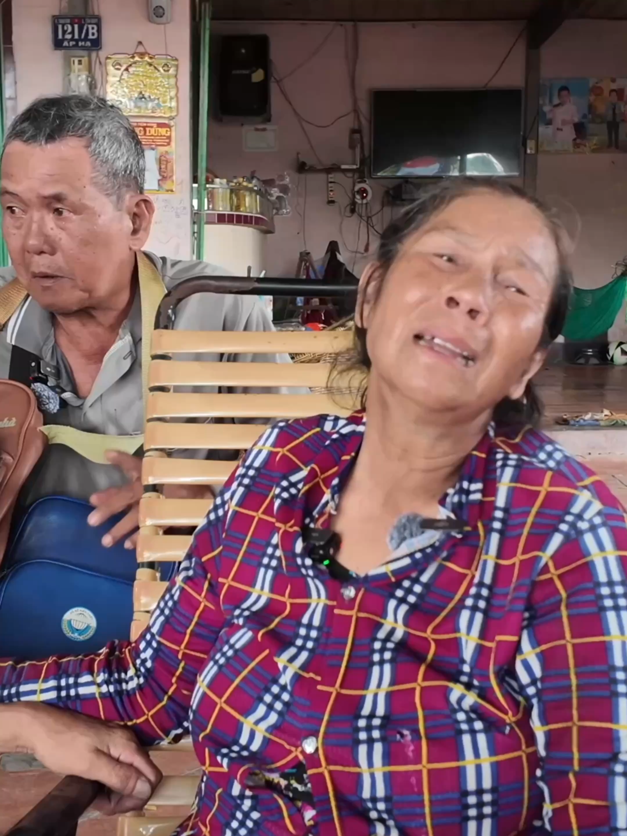 Mượn tiền mua 2 con gà ăn mừng vợ sau 29 năm tìm được con, để rồi hụt hẫng nhớ thương