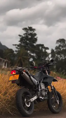 එක මොහොතක් එන්න සොයා 🥹🫀🖤 #bje4950 #dtrackersupermoto #bikelove #froyoupage #bikelife #srilankan_tik_tok🇱🇰 #matale 