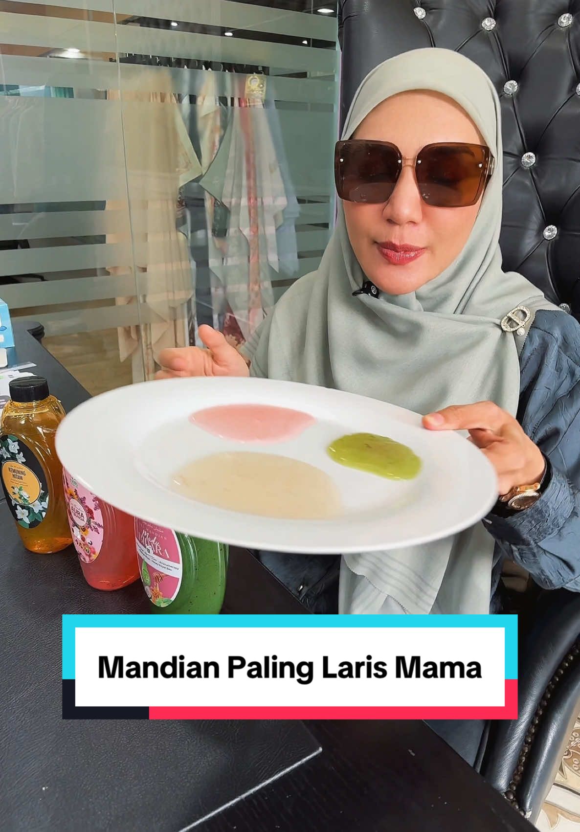 Replying to @Z A T U || 🌷 kan mama dah cakap berbaloi kalau beli mandian 3 botol ni. Takkan menyesal sebab korang nanti mesti repeat beli lagi kalau dah habis. Sebab mandian ni wangi sangat. Rasa segar je lepas mandi. Cepat grab harga mama bagi memang murah sangat
