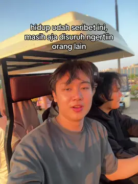 gamau, gamau ngertiin orang lain.. 