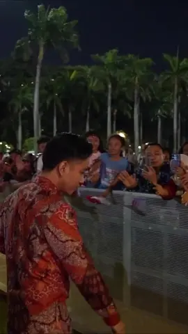 Wapres Gibran menyapa masyarakat di Karnaval Kemerdekaan dan Pesta Rakyat HUT ke-80 Republik Indonesia Monas.  #indonesia #wapres #gibran #gibranrakabuming 