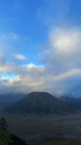 Bromo itu indah, tapi sayang masih byk sampah berserakan dimana-mana #bromotenggersemeru #jagalingkungansekitar 