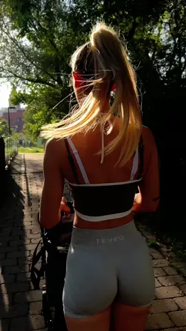 Gegen die Sonne filmen war schon immer ne super Idee 🫠 #foryoupage #fürdichseite #viral #blonde #leggings 