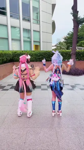 🐮🦈🩷🩵 | Mualani : Me | Varesa : _RainyFox_ (IG) #mualani #varesa #GenshinImpact #cosplayers #cosplay 