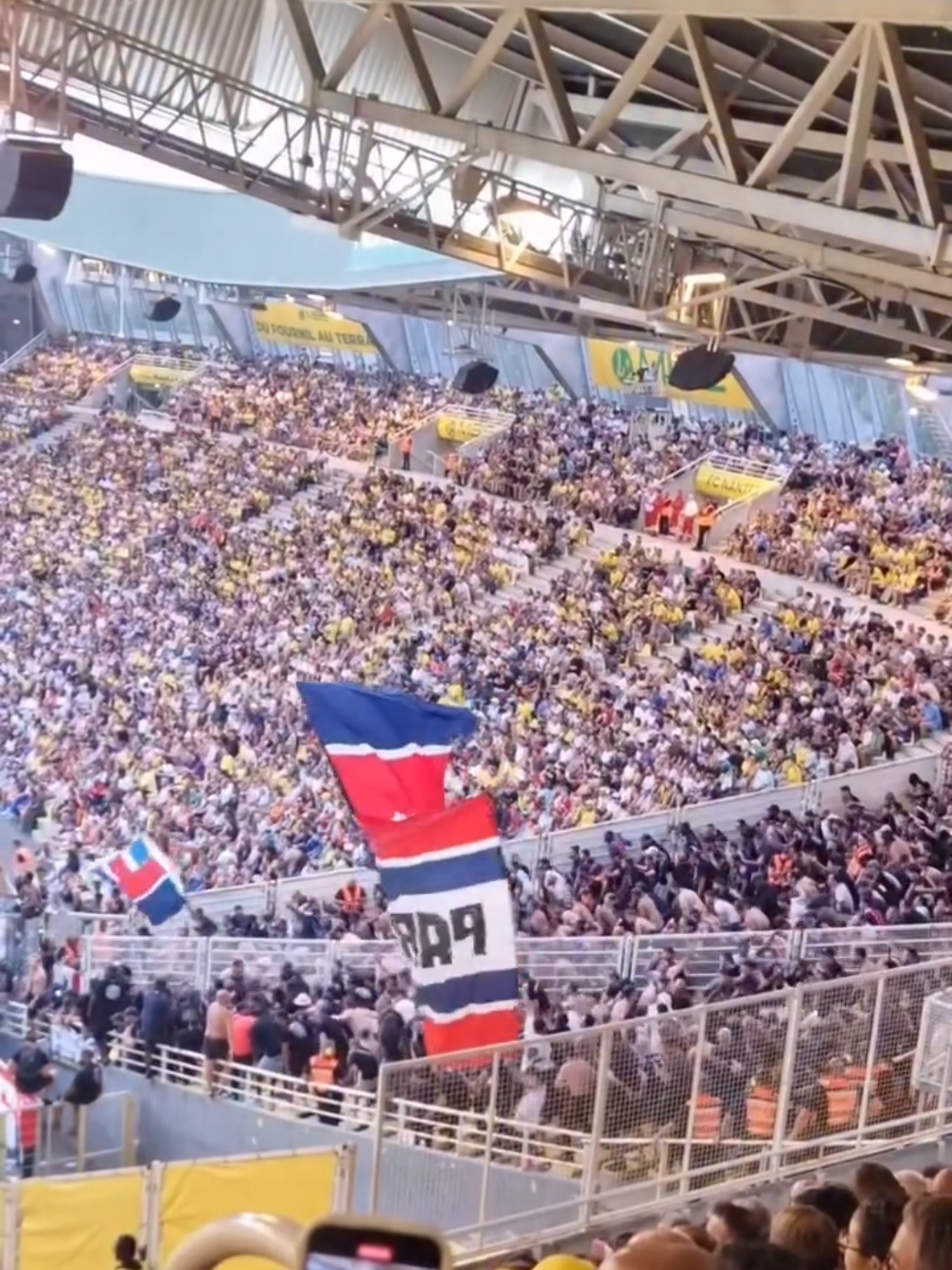 Nantes - PSG 17/08/2025 Ligue 1 Ambiance mise par les ultras parisiens en parcage 