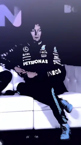 black swan vs white swan❤️‍🔥 #georgerussell #georgerusselledit #georgerussell63 #GR63 #mercedes #mercedesamg #mercedesf1 #F1 #f1edits #f1tiktok #formula1 #fyp 