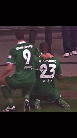Grafite x Dzeko, streets won’t forget.  #grafite #bundesliga #footballtiktok #vflwolfsburg #streetswontforget 