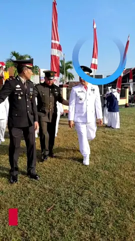 Dalam rangka memperingati Hari Ulang Tahun (HUT) Kemerdekaan Republik Indonesia ke-80, Pemerintah Kecamatan Kedamean menggelar upacara bendera di lapangan Desa Glindah, Kec. Kedamean - Gresik, Minggu (17/8/2025). Upacara pengibaran bendera merah putih berlangsung khidmat dipimpin langsung oleh Camat Kedamean Irwanto. Turut hadir Forkopimcam Kedamean, yakni Camat Kesamean Irwanto, Kapolsek Kedamean Iptu Ekwan Hudin, Ndanramil Kedamean diwakili Peltu Iwan, Kepala Desa (Kades) se-kecamatan Kedamean, Anggota DPRD Gresik Fraksi PKB Nur Yahya Hanafi, S.T., ASN, Pelajar, hingga organisasi kemasyarakatan berjalan khidmat, sukses dan lancar. #upacarabendera  #hutri80  #kecamatankedamean  #fyppppppppppppppppppppppp  #kedamean24jam 