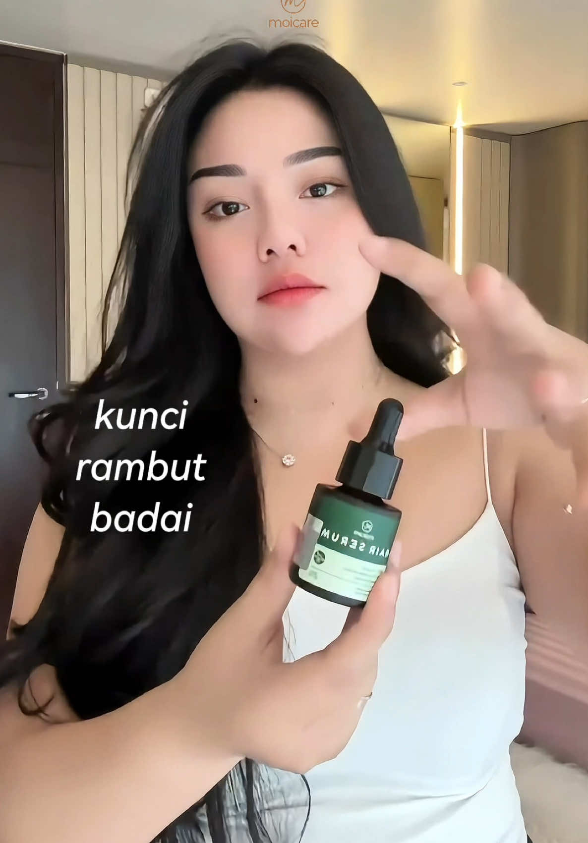 Yakhannn..! kalo OOTD udah On Point, pastinya mahkotamu harus lebih Flawless! Rutinkan pakai Hair Serum ini yuk moi! 🧏🏼‍♀️✨💋
