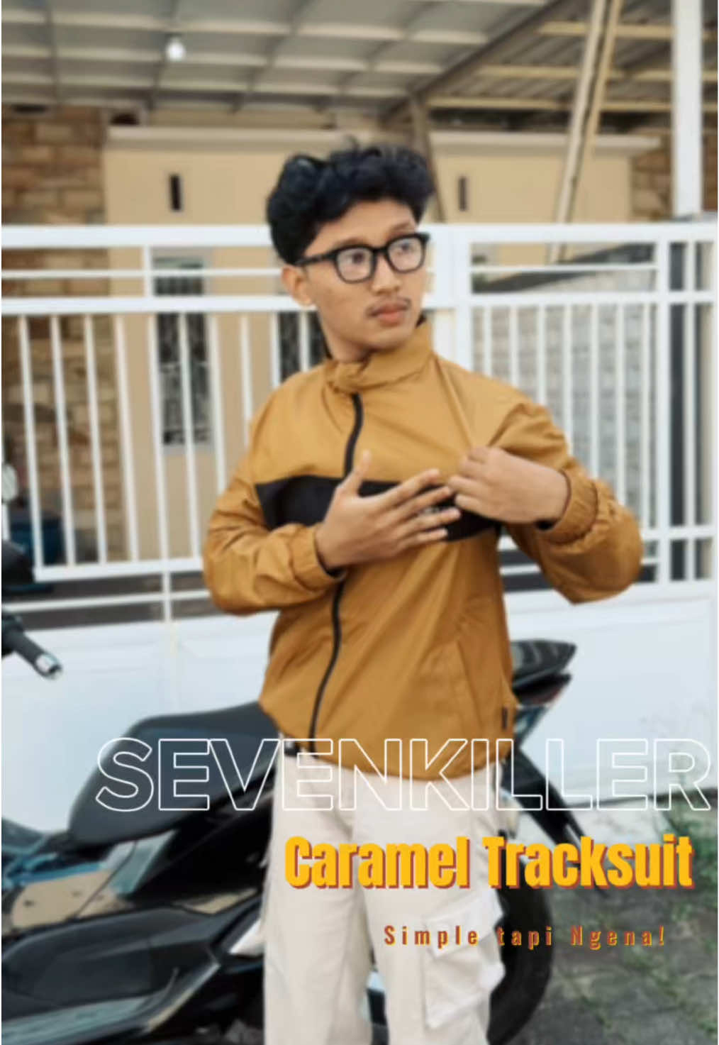 Bosen sama outfit hitam? Coba deh pake warna karamel kaya gini, cakepp tau🤩 #tracksuit #rekomendasijaketcowo #tracktop #jaketwaterproof #jaketmotoran 